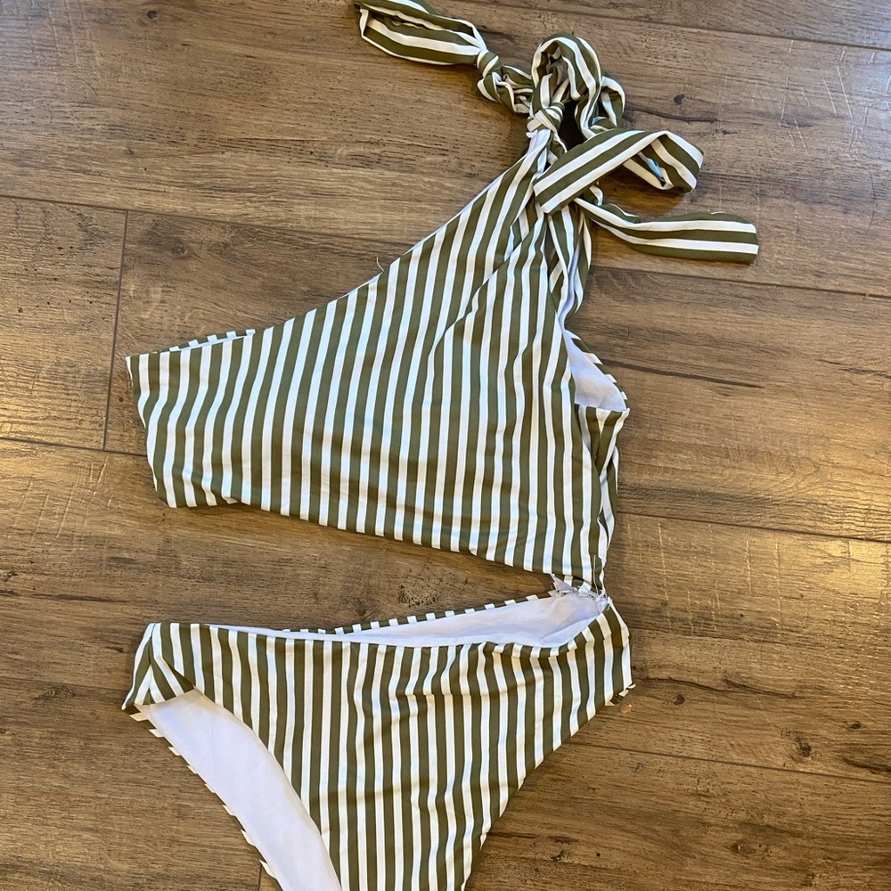 One piece swimsuit - Picture 1 of 1